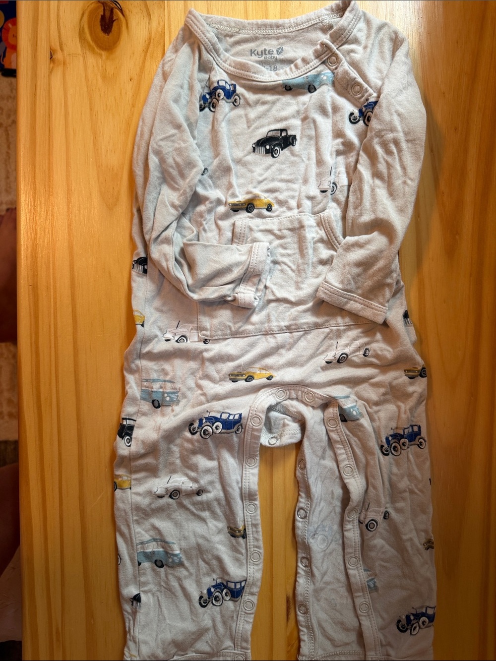 Kyte BABY Light Gray Long-Sleeve Pajama Romper with Blue and Yellow Car Print